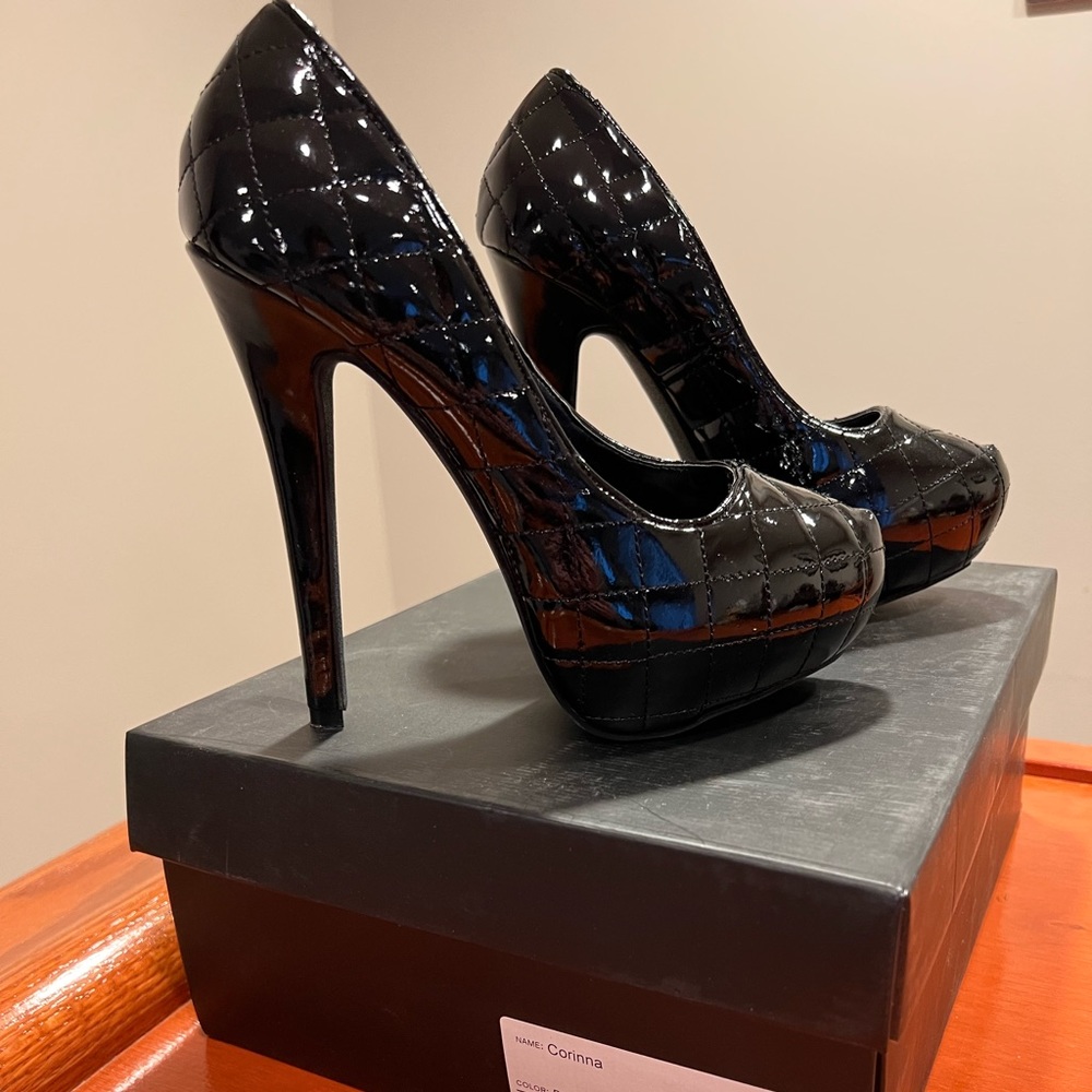 Just Fab size 7 Patent Leather quilted shoe.  New with box